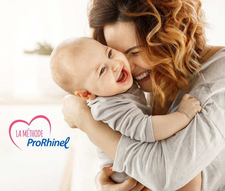 Maman utilisant la Méthode ProRhinel pour soulager le rhume de bébé